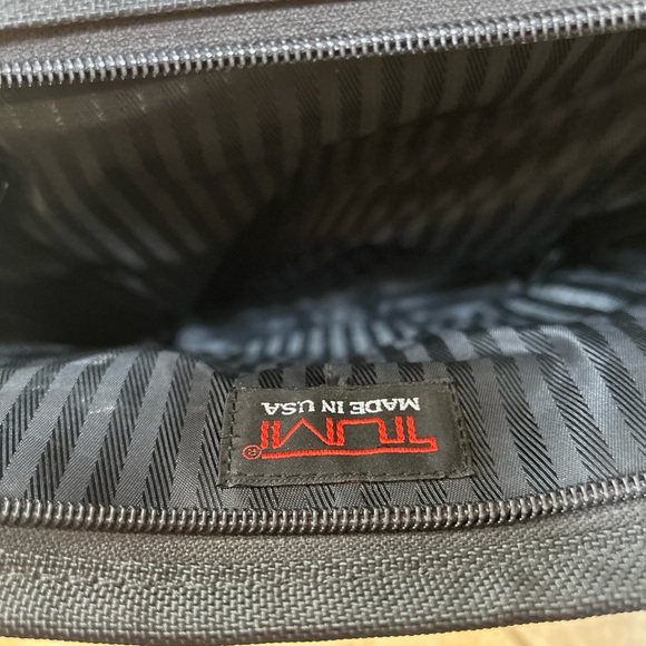 Tumi Nylon Small Messenger Bag Made In America - Picture 10 of 14